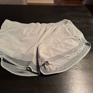 Athleta Mesh Rader Run Mid Rise 4” Short(light olive green w/ fine white stripe